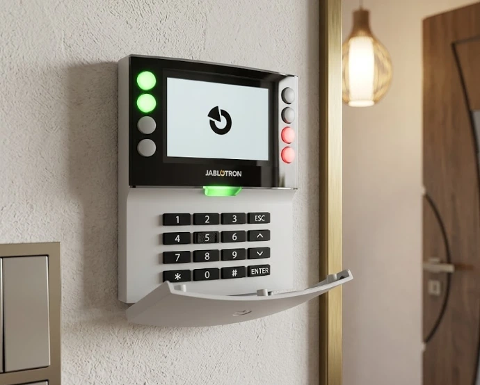 Ein Bedienteil im Eingangsbereich einer Wohnung
