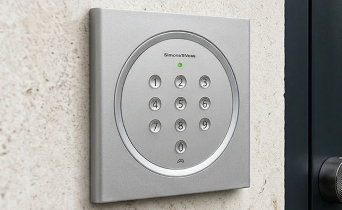 PIN-Pad in silber an einer weißen Wand